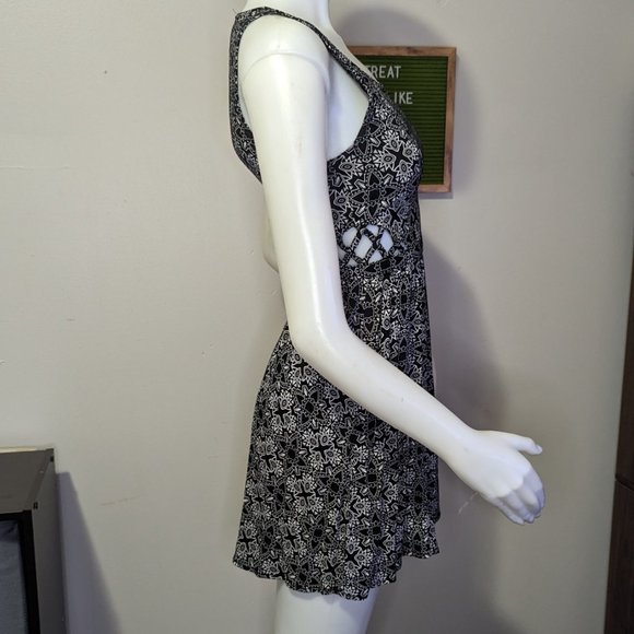 Divided by H&M Patterned Sleeveless Dress with Cutouts 2 EUC - Picture 3 of 6